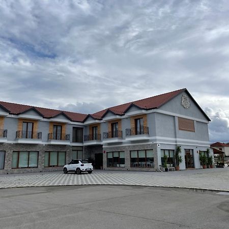 House Of Horses Shtepia E Kuajve Hotell Korça Exteriör bild