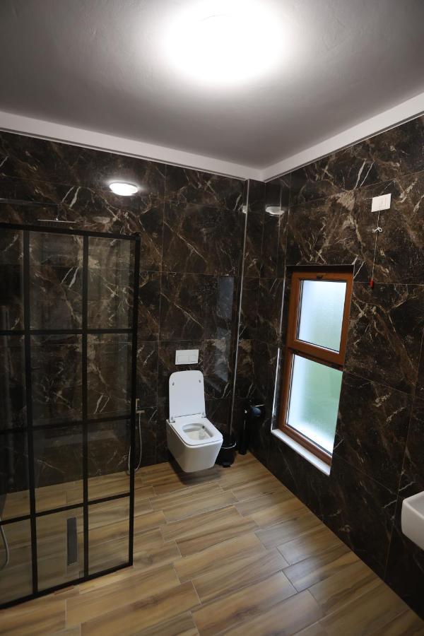 House Of Horses Shtepia E Kuajve Hotell Korça Exteriör bild