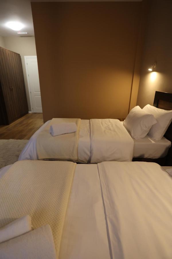 House Of Horses Shtepia E Kuajve Hotell Korça Exteriör bild