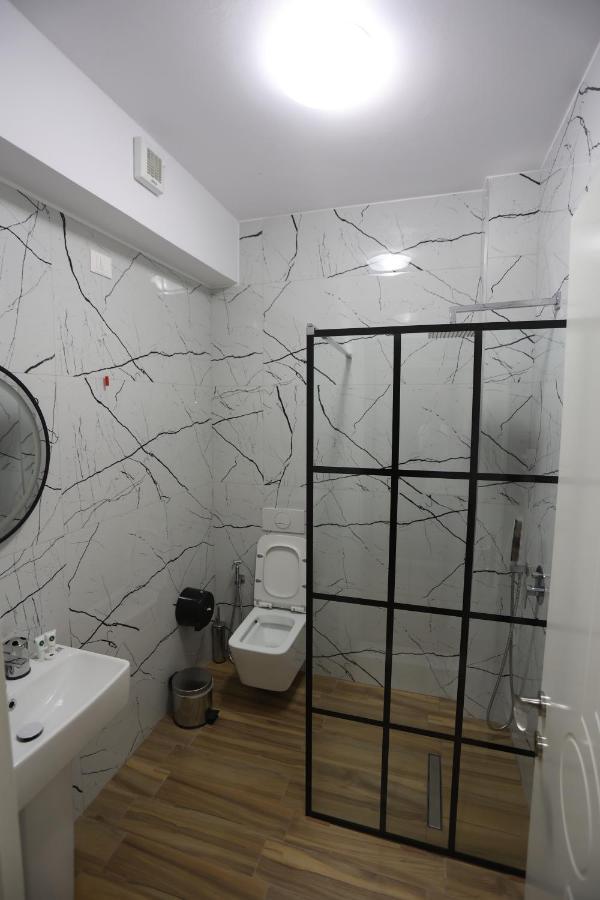 House Of Horses Shtepia E Kuajve Hotell Korça Exteriör bild