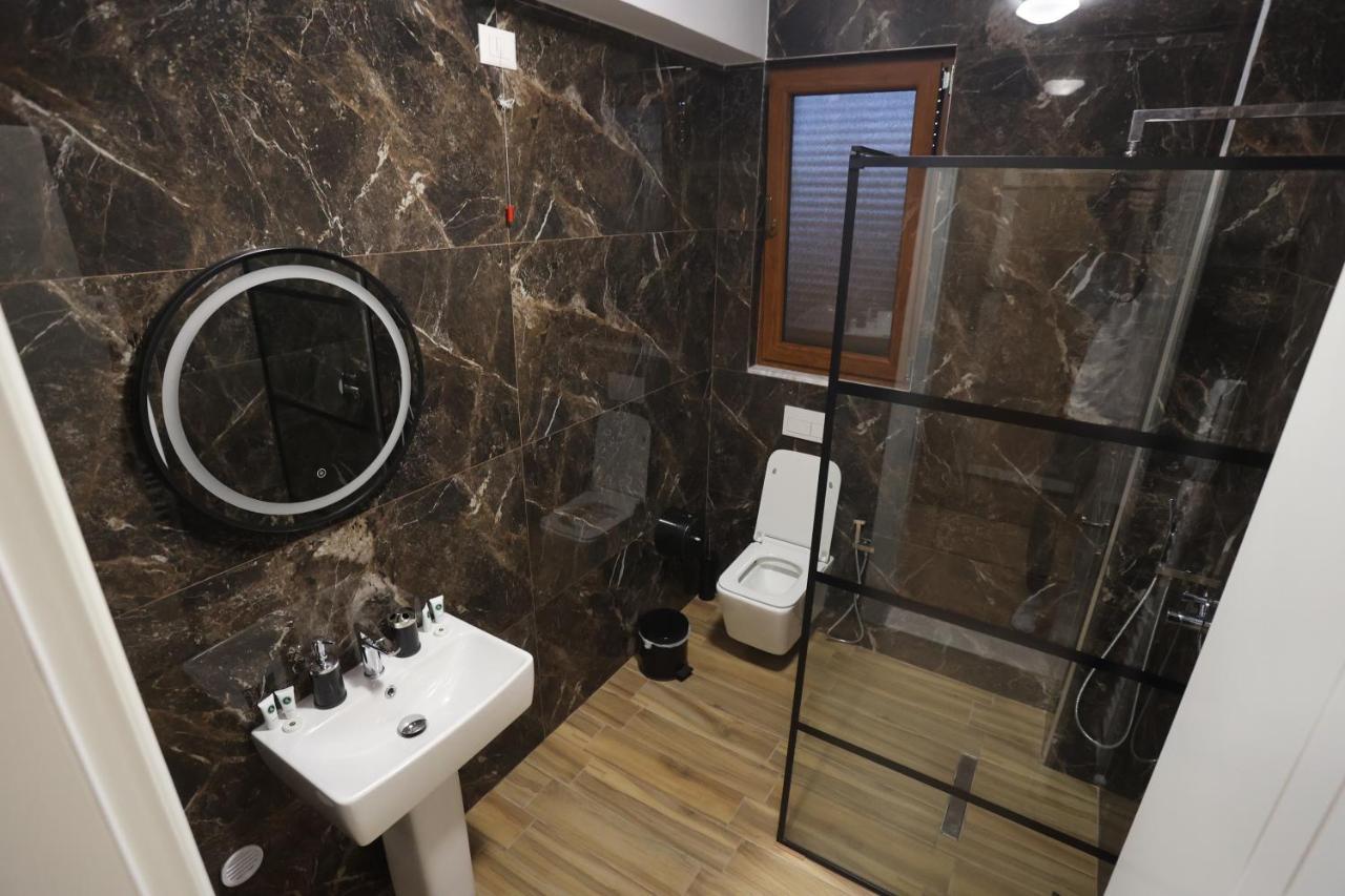 House Of Horses Shtepia E Kuajve Hotell Korça Exteriör bild