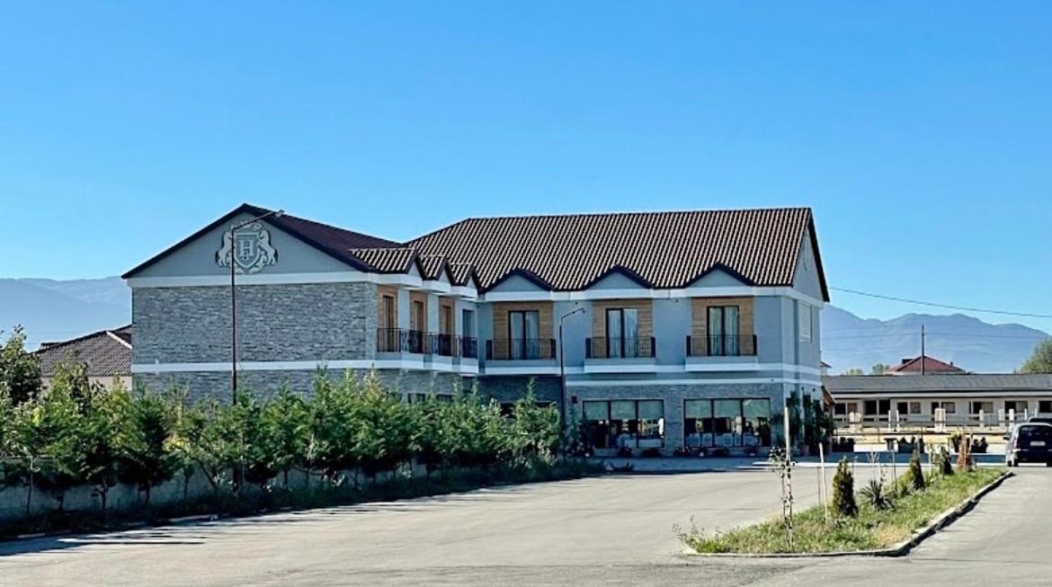 House Of Horses Shtepia E Kuajve Hotell Korça Exteriör bild