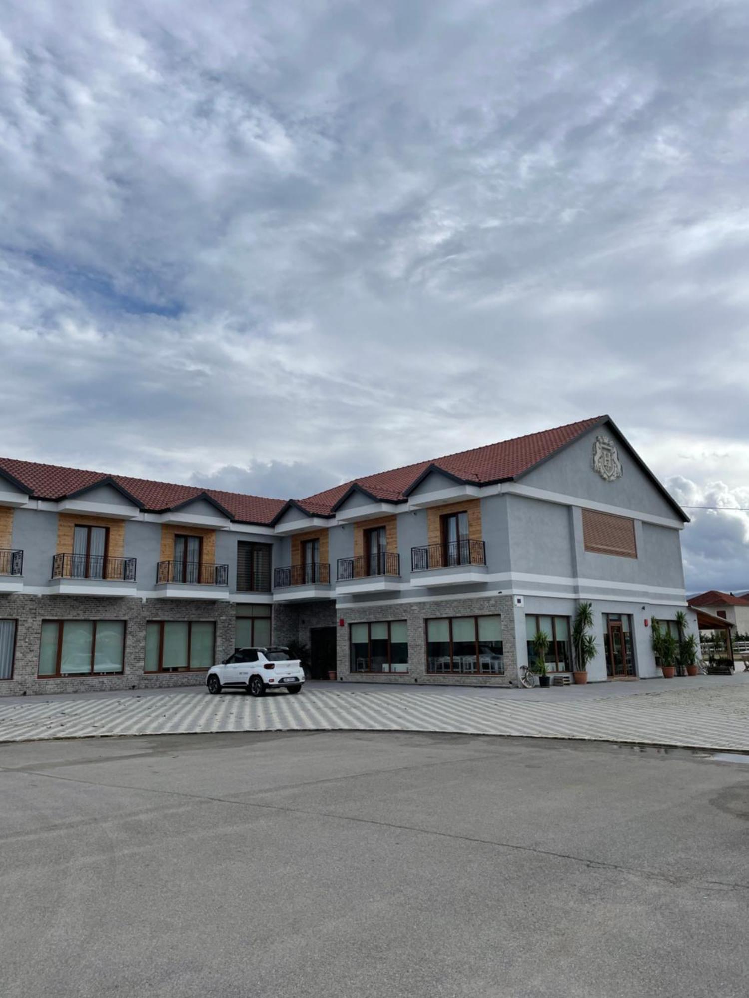 House Of Horses Shtepia E Kuajve Hotell Korça Exteriör bild